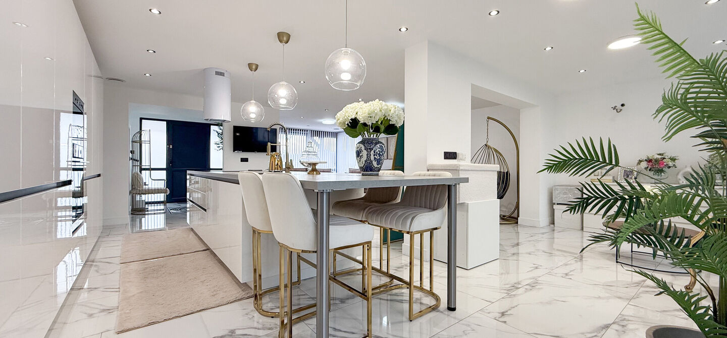 Bij ImmoFusion 7/7 “open huis” : klik op onze 3D-TOUR.
Ervaar vastgoed alsof je er zelf doorloopt!
Stap binnen in deze prachtig gerenoveerde woning uit 2024, gelegen in een rustige doodlopende straat langs het kanaal van Beringen. Met een bewoonba