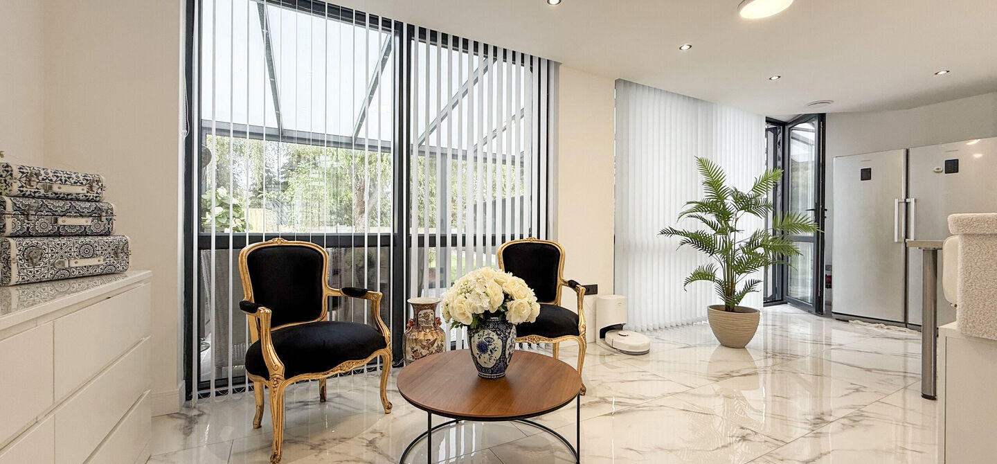 Bij ImmoFusion 7/7 “open huis” : klik op onze 3D-TOUR.
Ervaar vastgoed alsof je er zelf doorloopt!
Stap binnen in deze prachtig gerenoveerde woning uit 2024, gelegen in een rustige doodlopende straat langs het kanaal van Beringen. Met een bewoonba