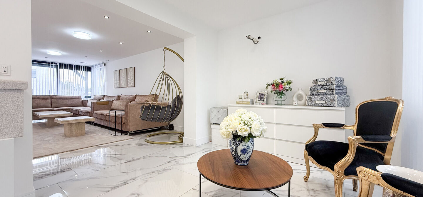 Bij ImmoFusion 7/7 “open huis” : klik op onze 3D-TOUR.
Ervaar vastgoed alsof je er zelf doorloopt!
Stap binnen in deze prachtig gerenoveerde woning uit 2024, gelegen in een rustige doodlopende straat langs het kanaal van Beringen. Met een bewoonba
