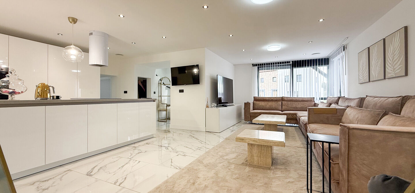 Bij ImmoFusion 7/7 “open huis” : klik op onze 3D-TOUR.
Ervaar vastgoed alsof je er zelf doorloopt!
Stap binnen in deze prachtig gerenoveerde woning uit 2024, gelegen in een rustige doodlopende straat langs het kanaal van Beringen. Met een bewoonba
