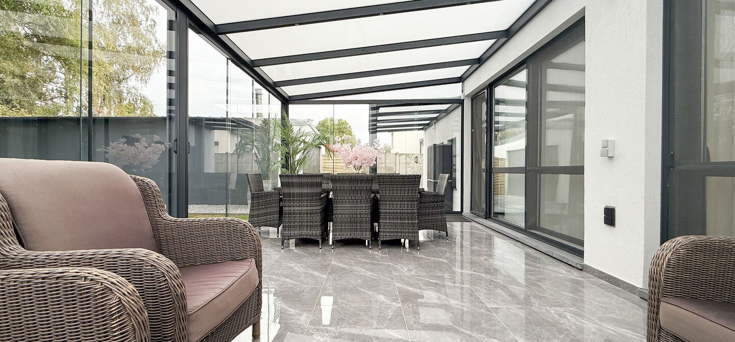 Bij ImmoFusion 7/7 “open huis” : klik op onze 3D-TOUR.
Ervaar vastgoed alsof je er zelf doorloopt!
Stap binnen in deze prachtig gerenoveerde woning uit 2024, gelegen in een rustige doodlopende straat langs het kanaal van Beringen. Met een bewoonba
