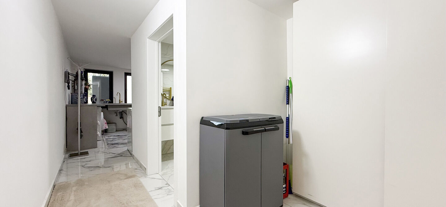 Bij ImmoFusion 7/7 “open huis” : klik op onze 3D-TOUR.
Ervaar vastgoed alsof je er zelf doorloopt!
Stap binnen in deze prachtig gerenoveerde woning uit 2024, gelegen in een rustige doodlopende straat langs het kanaal van Beringen. Met een bewoonba