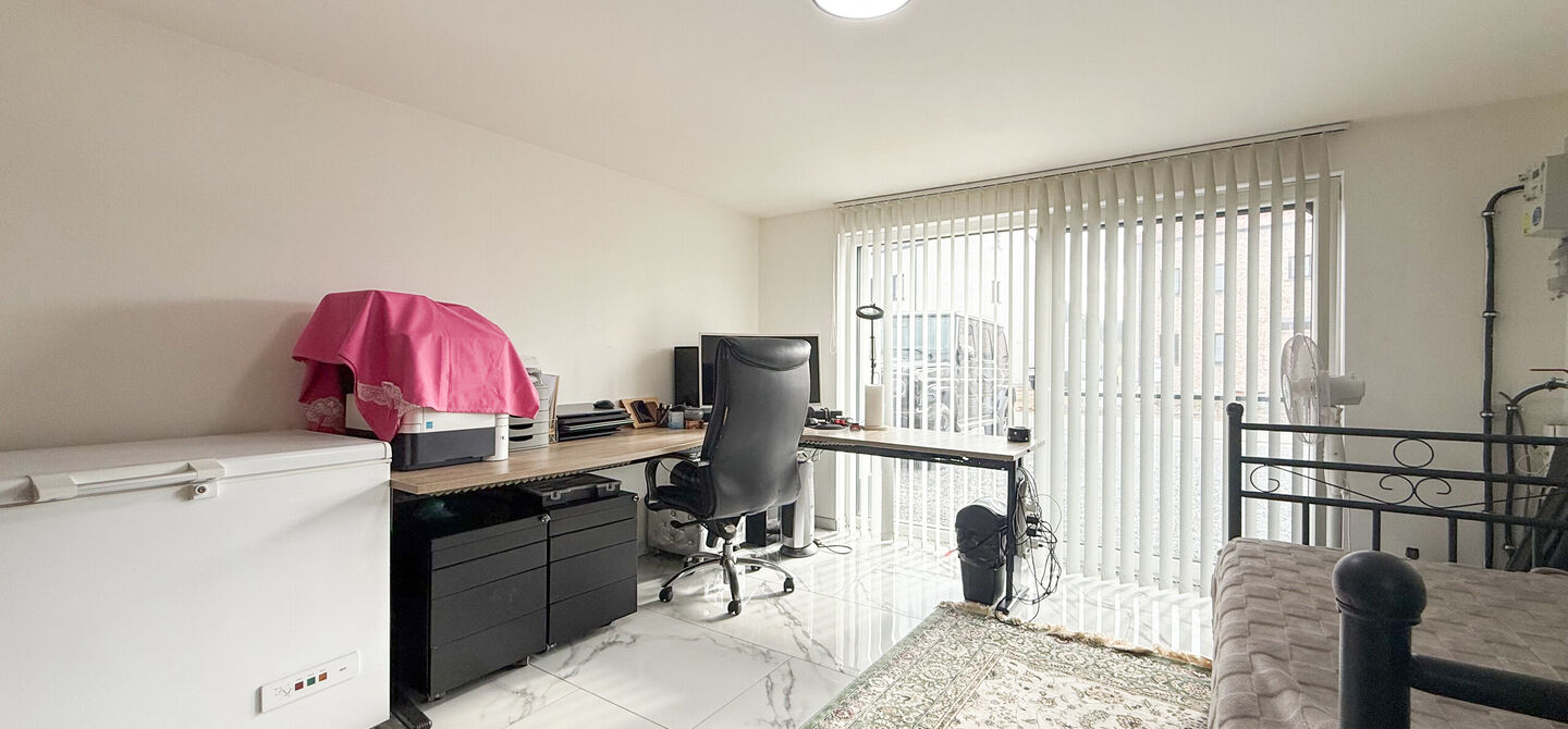 Bij ImmoFusion 7/7 “open huis” : klik op onze 3D-TOUR.
Ervaar vastgoed alsof je er zelf doorloopt!
Stap binnen in deze prachtig gerenoveerde woning uit 2024, gelegen in een rustige doodlopende straat langs het kanaal van Beringen. Met een bewoonba