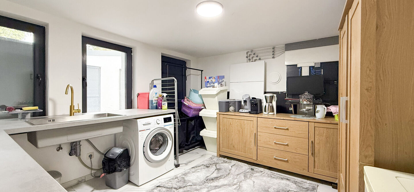 Bij ImmoFusion 7/7 “open huis” : klik op onze 3D-TOUR.
Ervaar vastgoed alsof je er zelf doorloopt!
Stap binnen in deze prachtig gerenoveerde woning uit 2024, gelegen in een rustige doodlopende straat langs het kanaal van Beringen. Met een bewoonba