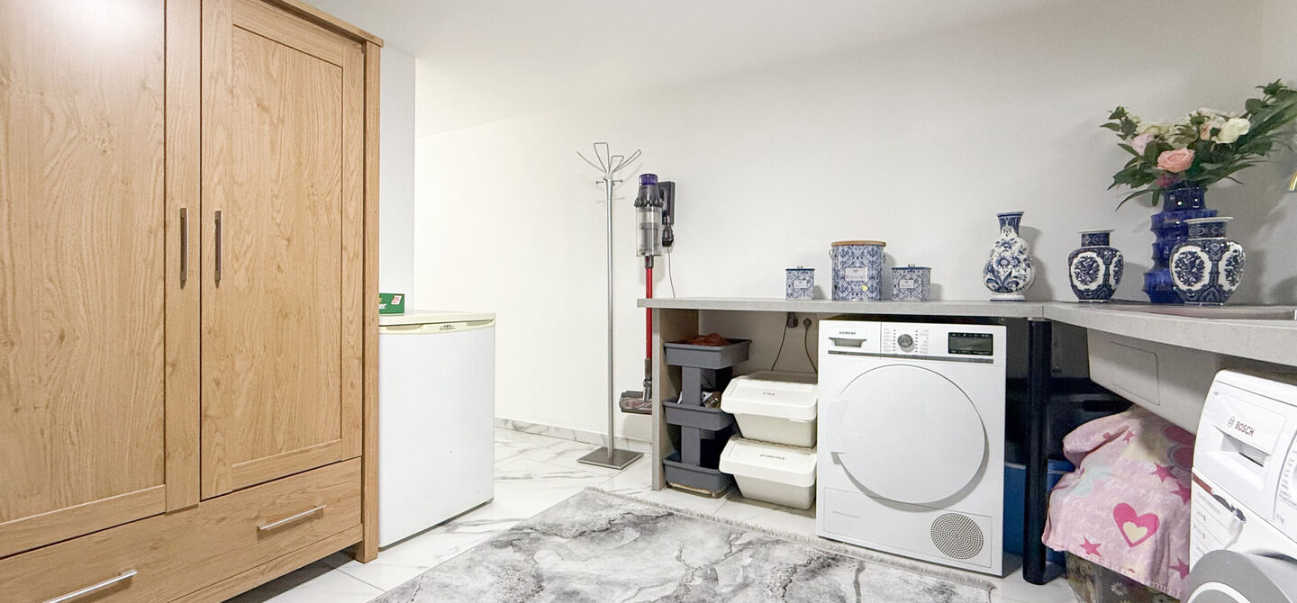 Bij ImmoFusion 7/7 “open huis” : klik op onze 3D-TOUR.
Ervaar vastgoed alsof je er zelf doorloopt!
Stap binnen in deze prachtig gerenoveerde woning uit 2024, gelegen in een rustige doodlopende straat langs het kanaal van Beringen. Met een bewoonba