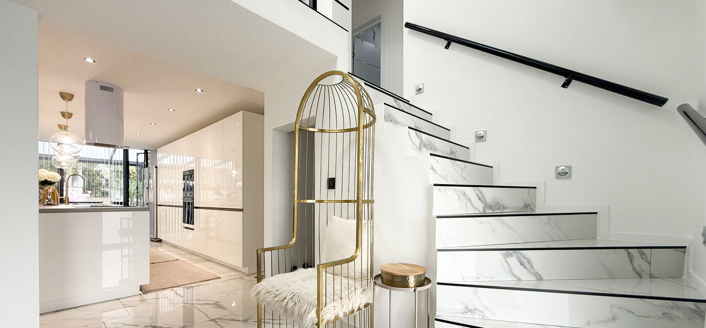 Bij ImmoFusion 7/7 “open huis” : klik op onze 3D-TOUR.
Ervaar vastgoed alsof je er zelf doorloopt!
Stap binnen in deze prachtig gerenoveerde woning uit 2024, gelegen in een rustige doodlopende straat langs het kanaal van Beringen. Met een bewoonba