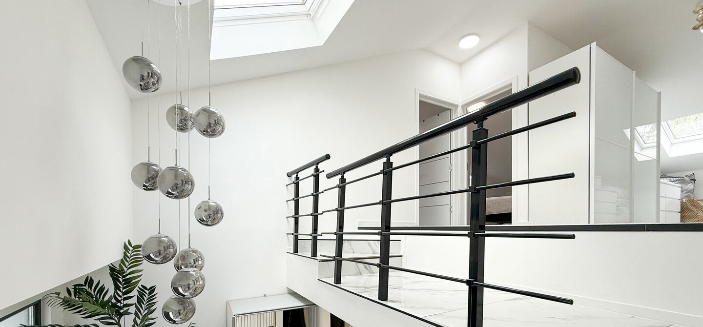 Bij ImmoFusion 7/7 “open huis” : klik op onze 3D-TOUR.
Ervaar vastgoed alsof je er zelf doorloopt!
Stap binnen in deze prachtig gerenoveerde woning uit 2024, gelegen in een rustige doodlopende straat langs het kanaal van Beringen. Met een bewoonba
