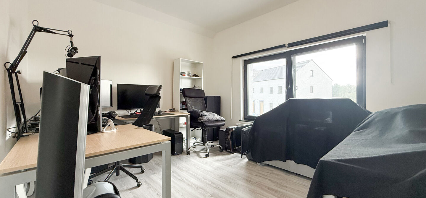 Bij ImmoFusion 7/7 “open huis” : klik op onze 3D-TOUR.
Ervaar vastgoed alsof je er zelf doorloopt!
Stap binnen in deze prachtig gerenoveerde woning uit 2024, gelegen in een rustige doodlopende straat langs het kanaal van Beringen. Met een bewoonba
