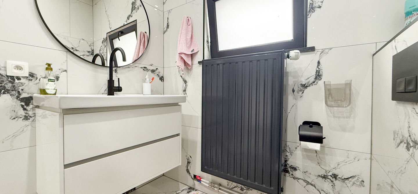 Bij ImmoFusion 7/7 “open huis” : klik op onze 3D-TOUR.
Ervaar vastgoed alsof je er zelf doorloopt!
Stap binnen in deze prachtig gerenoveerde woning uit 2024, gelegen in een rustige doodlopende straat langs het kanaal van Beringen. Met een bewoonba