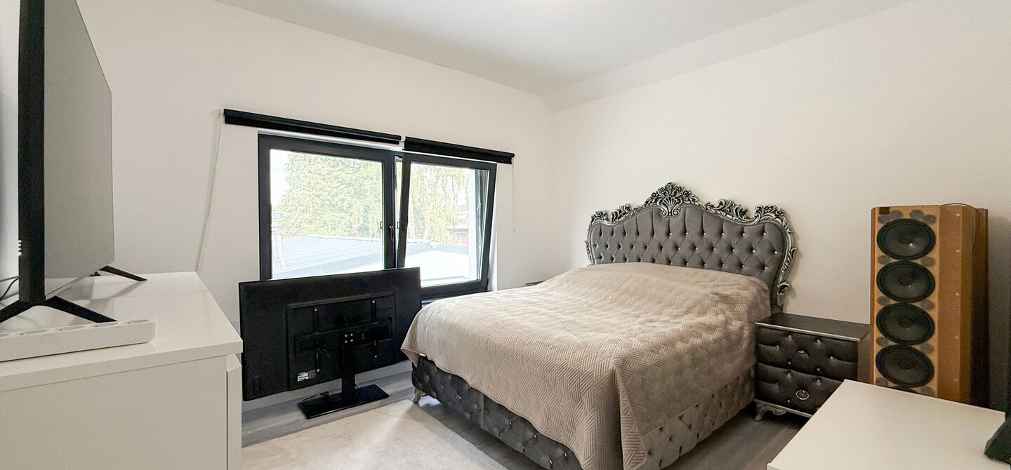 Bij ImmoFusion 7/7 “open huis” : klik op onze 3D-TOUR.
Ervaar vastgoed alsof je er zelf doorloopt!
Stap binnen in deze prachtig gerenoveerde woning uit 2024, gelegen in een rustige doodlopende straat langs het kanaal van Beringen. Met een bewoonba