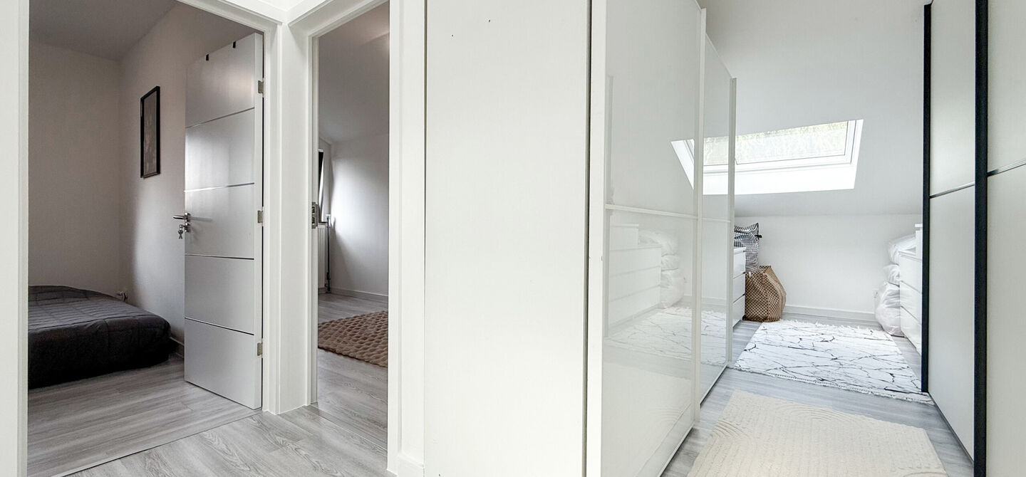 Bij ImmoFusion 7/7 “open huis” : klik op onze 3D-TOUR.
Ervaar vastgoed alsof je er zelf doorloopt!
Stap binnen in deze prachtig gerenoveerde woning uit 2024, gelegen in een rustige doodlopende straat langs het kanaal van Beringen. Met een bewoonba