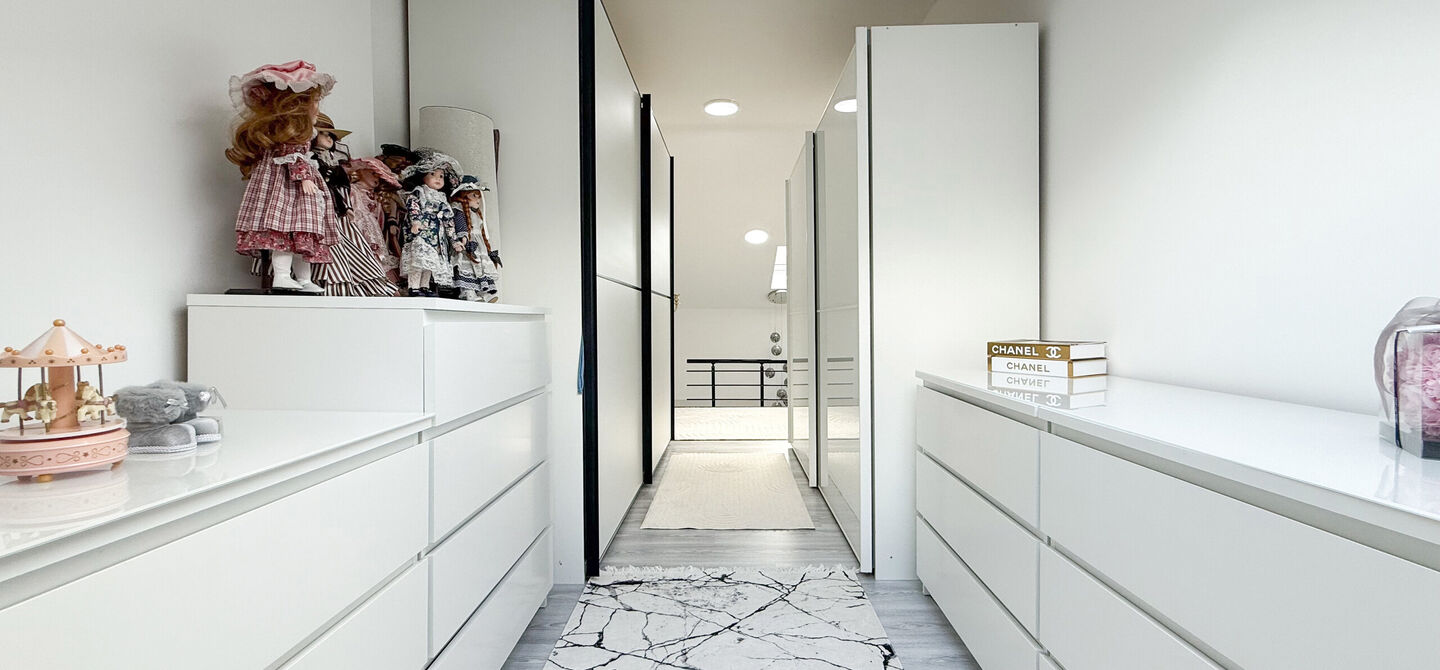 Bij ImmoFusion 7/7 “open huis” : klik op onze 3D-TOUR.
Ervaar vastgoed alsof je er zelf doorloopt!
Stap binnen in deze prachtig gerenoveerde woning uit 2024, gelegen in een rustige doodlopende straat langs het kanaal van Beringen. Met een bewoonba