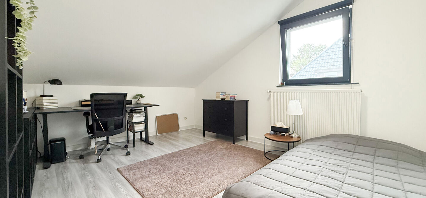 Bij ImmoFusion 7/7 “open huis” : klik op onze 3D-TOUR.
Ervaar vastgoed alsof je er zelf doorloopt!
Stap binnen in deze prachtig gerenoveerde woning uit 2024, gelegen in een rustige doodlopende straat langs het kanaal van Beringen. Met een bewoonba