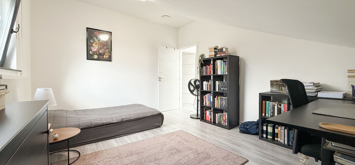 Bij ImmoFusion 7/7 “open huis” : klik op onze 3D-TOUR.
Ervaar vastgoed alsof je er zelf doorloopt!
Stap binnen in deze prachtig gerenoveerde woning uit 2024, gelegen in een rustige doodlopende straat langs het kanaal van Beringen. Met een bewoonba