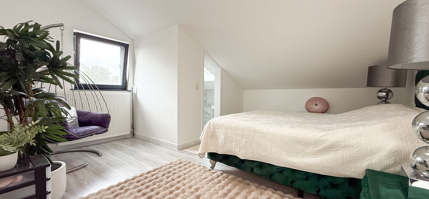 Bij ImmoFusion 7/7 “open huis” : klik op onze 3D-TOUR.
Ervaar vastgoed alsof je er zelf doorloopt!
Stap binnen in deze prachtig gerenoveerde woning uit 2024, gelegen in een rustige doodlopende straat langs het kanaal van Beringen. Met een bewoonba