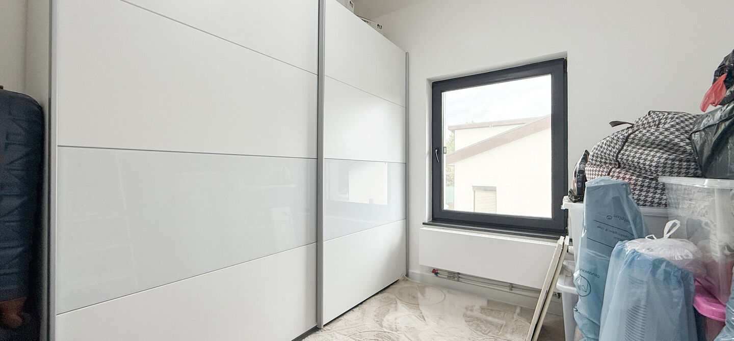 Bij ImmoFusion 7/7 “open huis” : klik op onze 3D-TOUR.
Ervaar vastgoed alsof je er zelf doorloopt!
Stap binnen in deze prachtig gerenoveerde woning uit 2024, gelegen in een rustige doodlopende straat langs het kanaal van Beringen. Met een bewoonba