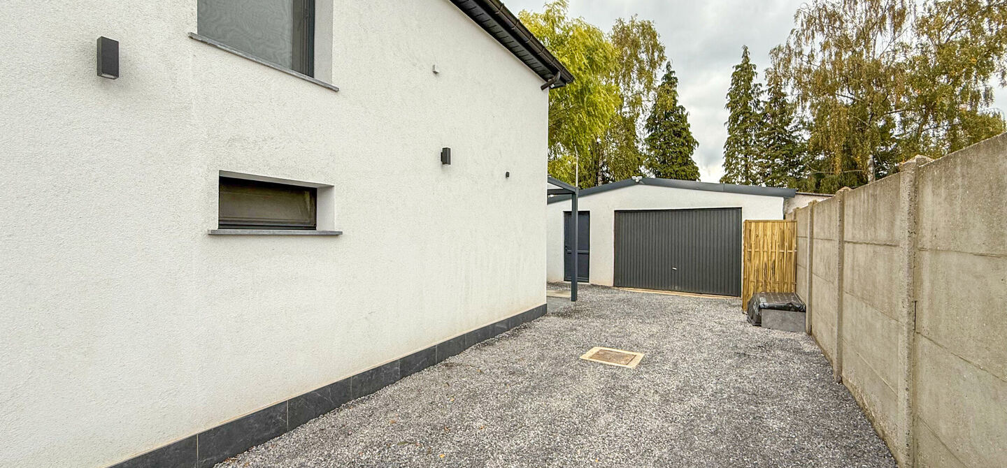 Bij ImmoFusion 7/7 “open huis” : klik op onze 3D-TOUR.
Ervaar vastgoed alsof je er zelf doorloopt!
Stap binnen in deze prachtig gerenoveerde woning uit 2024, gelegen in een rustige doodlopende straat langs het kanaal van Beringen. Met een bewoonba