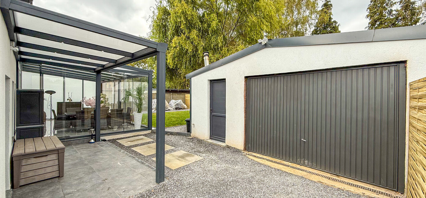 Bij ImmoFusion 7/7 “open huis” : klik op onze 3D-TOUR.
Ervaar vastgoed alsof je er zelf doorloopt!
Stap binnen in deze prachtig gerenoveerde woning uit 2024, gelegen in een rustige doodlopende straat langs het kanaal van Beringen. Met een bewoonba