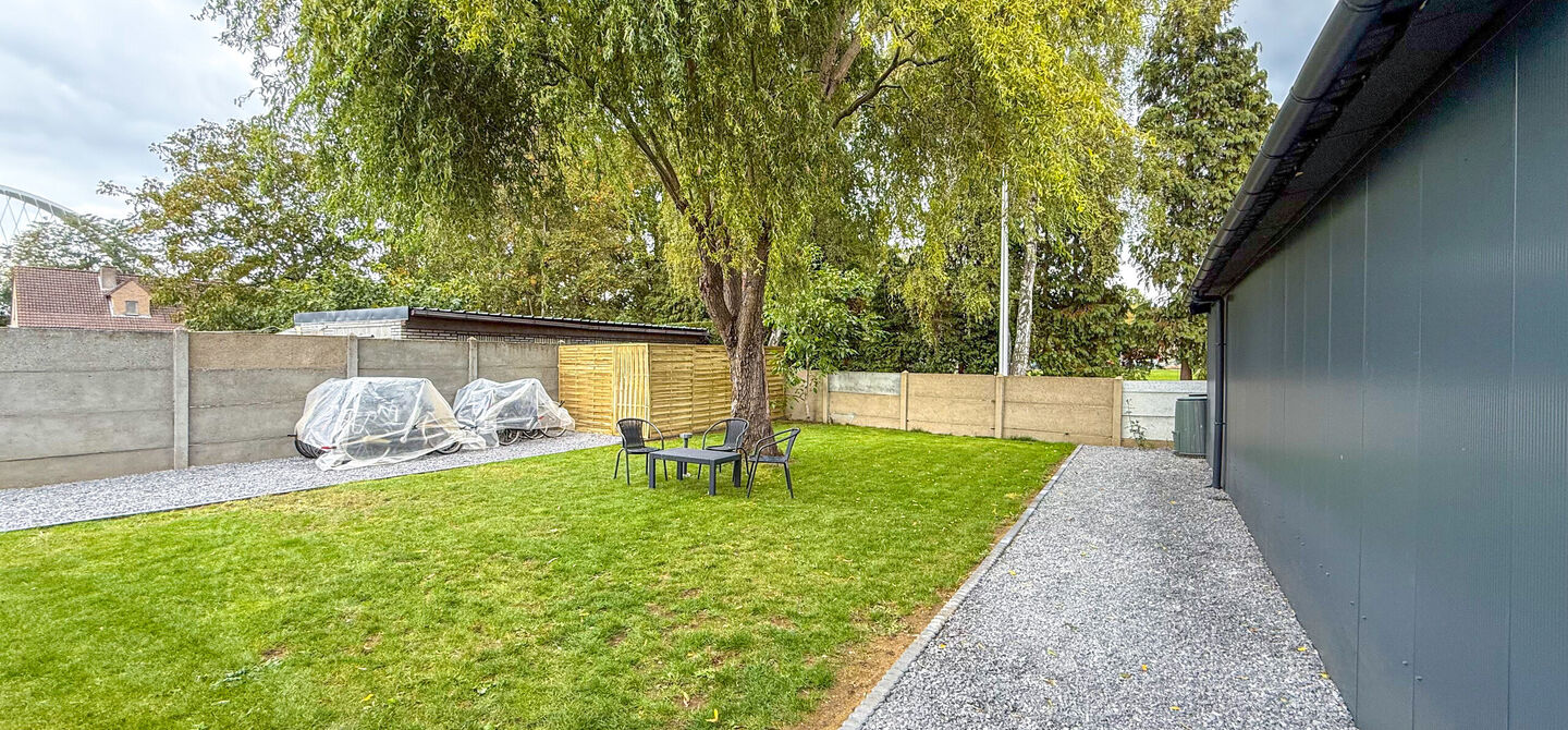 Bij ImmoFusion 7/7 “open huis” : klik op onze 3D-TOUR.
Ervaar vastgoed alsof je er zelf doorloopt!
Stap binnen in deze prachtig gerenoveerde woning uit 2024, gelegen in een rustige doodlopende straat langs het kanaal van Beringen. Met een bewoonba