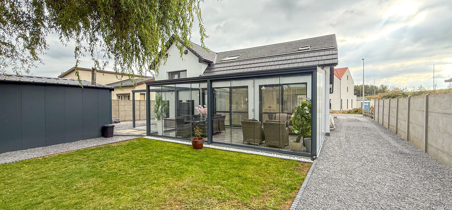 Bij ImmoFusion 7/7 “open huis” : klik op onze 3D-TOUR.
Ervaar vastgoed alsof je er zelf doorloopt!
Stap binnen in deze prachtig gerenoveerde woning uit 2024, gelegen in een rustige doodlopende straat langs het kanaal van Beringen. Met een bewoonba