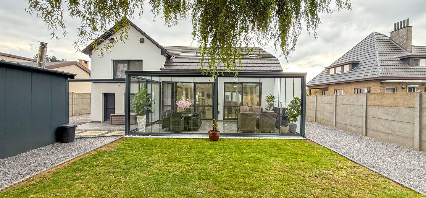 Bij ImmoFusion 7/7 “open huis” : klik op onze 3D-TOUR.
Ervaar vastgoed alsof je er zelf doorloopt!
Stap binnen in deze prachtig gerenoveerde woning uit 2024, gelegen in een rustige doodlopende straat langs het kanaal van Beringen. Met een bewoonba