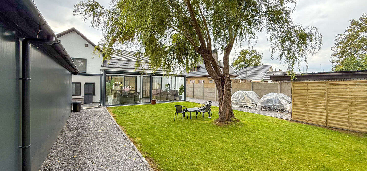 Bij ImmoFusion 7/7 “open huis” : klik op onze 3D-TOUR.
Ervaar vastgoed alsof je er zelf doorloopt!
Stap binnen in deze prachtig gerenoveerde woning uit 2024, gelegen in een rustige doodlopende straat langs het kanaal van Beringen. Met een bewoonba