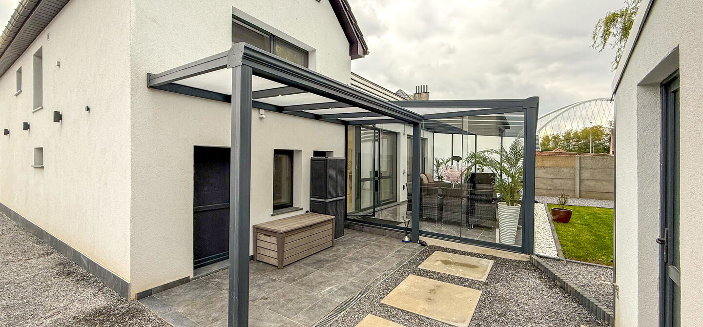 Bij ImmoFusion 7/7 “open huis” : klik op onze 3D-TOUR.
Ervaar vastgoed alsof je er zelf doorloopt!
Stap binnen in deze prachtig gerenoveerde woning uit 2024, gelegen in een rustige doodlopende straat langs het kanaal van Beringen. Met een bewoonba