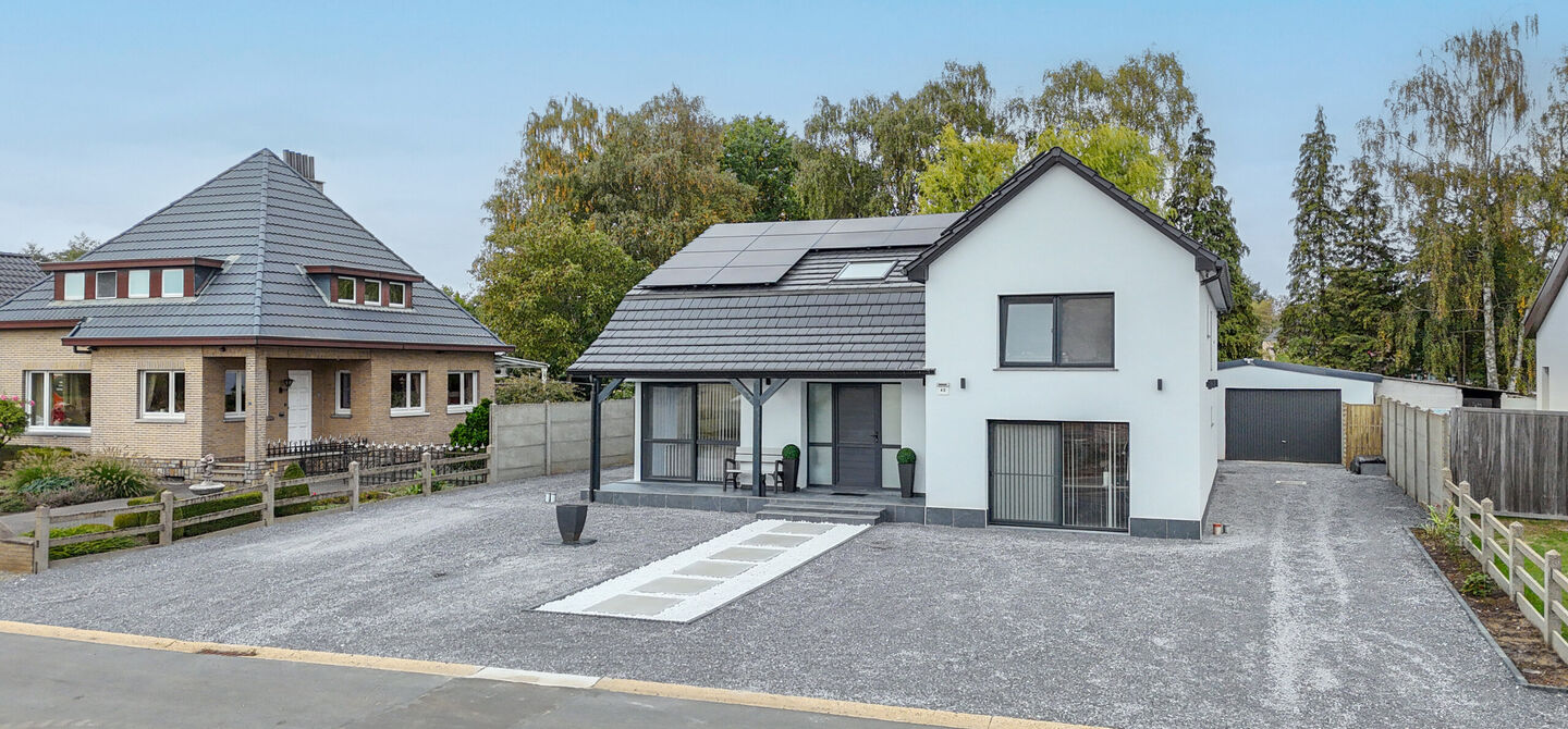 Bij ImmoFusion 7/7 “open huis” : klik op onze 3D-TOUR.
Ervaar vastgoed alsof je er zelf doorloopt!
Stap binnen in deze prachtig gerenoveerde woning uit 2024, gelegen in een rustige doodlopende straat langs het kanaal van Beringen. Met een bewoonba
