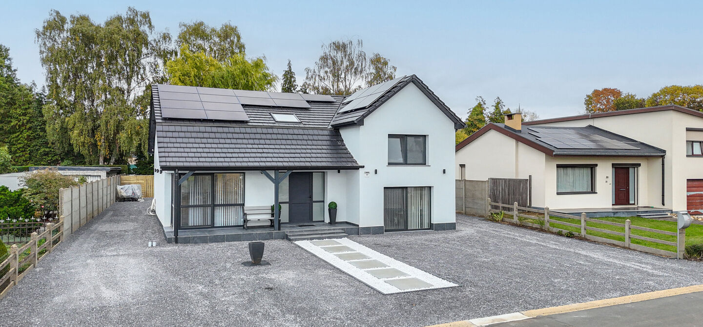 Bij ImmoFusion 7/7 “open huis” : klik op onze 3D-TOUR.
Ervaar vastgoed alsof je er zelf doorloopt!
Stap binnen in deze prachtig gerenoveerde woning uit 2024, gelegen in een rustige doodlopende straat langs het kanaal van Beringen. Met een bewoonba