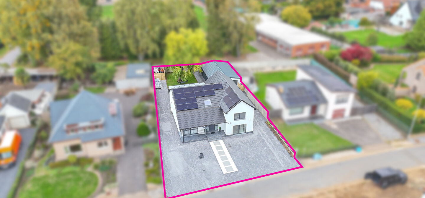 Bij ImmoFusion 7/7 “open huis” : klik op onze 3D-TOUR.
Ervaar vastgoed alsof je er zelf doorloopt!
Stap binnen in deze prachtig gerenoveerde woning uit 2024, gelegen in een rustige doodlopende straat langs het kanaal van Beringen. Met een bewoonba