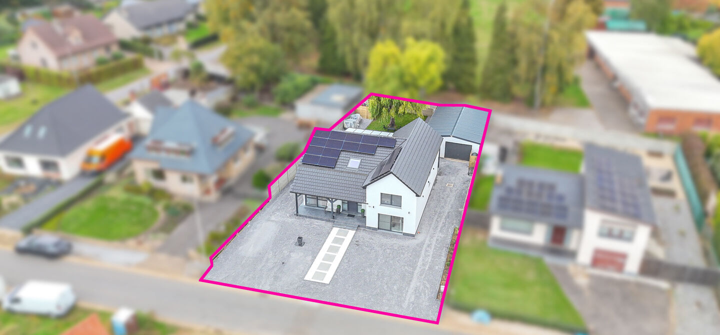 Bij ImmoFusion 7/7 “open huis” : klik op onze 3D-TOUR.
Ervaar vastgoed alsof je er zelf doorloopt!
Stap binnen in deze prachtig gerenoveerde woning uit 2024, gelegen in een rustige doodlopende straat langs het kanaal van Beringen. Met een bewoonba