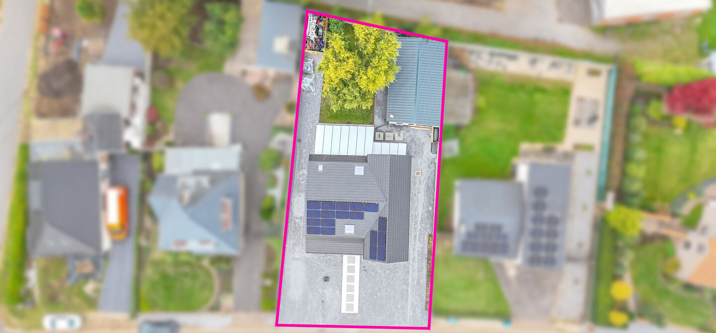 Bij ImmoFusion 7/7 “open huis” : klik op onze 3D-TOUR.
Ervaar vastgoed alsof je er zelf doorloopt!
Stap binnen in deze prachtig gerenoveerde woning uit 2024, gelegen in een rustige doodlopende straat langs het kanaal van Beringen. Met een bewoonba