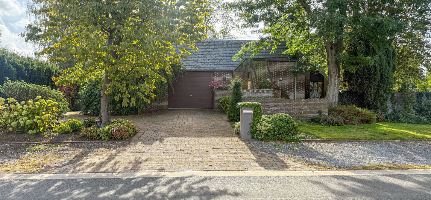 Rust, ruimte en architecturale charme op een riant perceel
Sommige woningen voelen meteen als thuiskomen. Deze bijzondere architectuurwoning in Koersel combineert ruimte, comfort, licht en karakter met een uitzonderlijk groene omgeving. Gelegen op een ri