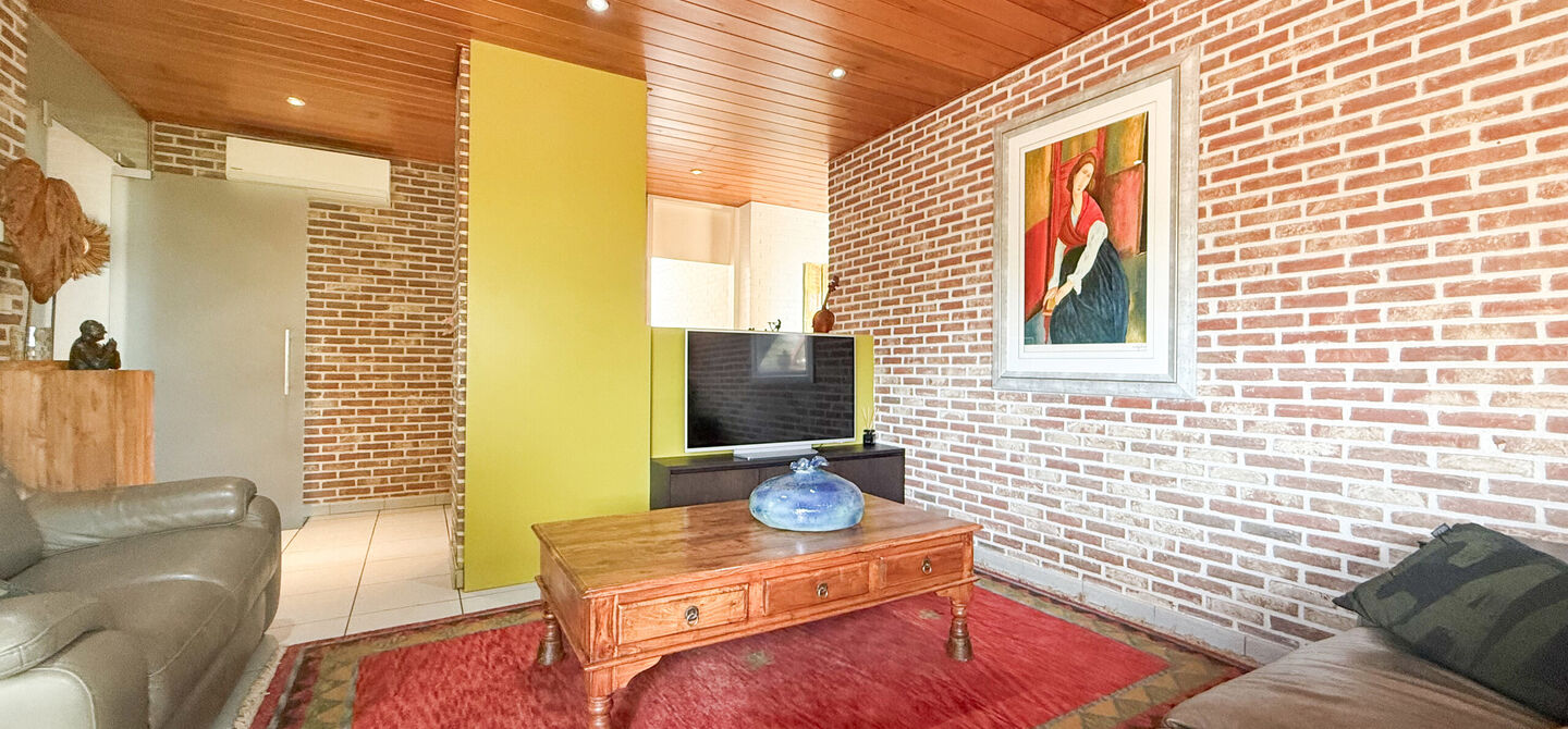 Rust, ruimte en architecturale charme op een riant perceel
Sommige woningen voelen meteen als thuiskomen. Deze bijzondere architectuurwoning in Koersel combineert ruimte, comfort, licht en karakter met een uitzonderlijk groene omgeving. Gelegen op een ri