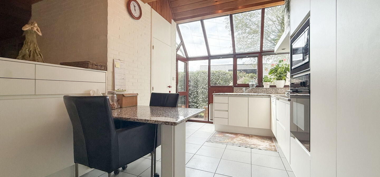 Rust, ruimte en architecturale charme op een riant perceel
Sommige woningen voelen meteen als thuiskomen. Deze bijzondere architectuurwoning in Koersel combineert ruimte, comfort, licht en karakter met een uitzonderlijk groene omgeving. Gelegen op een ri