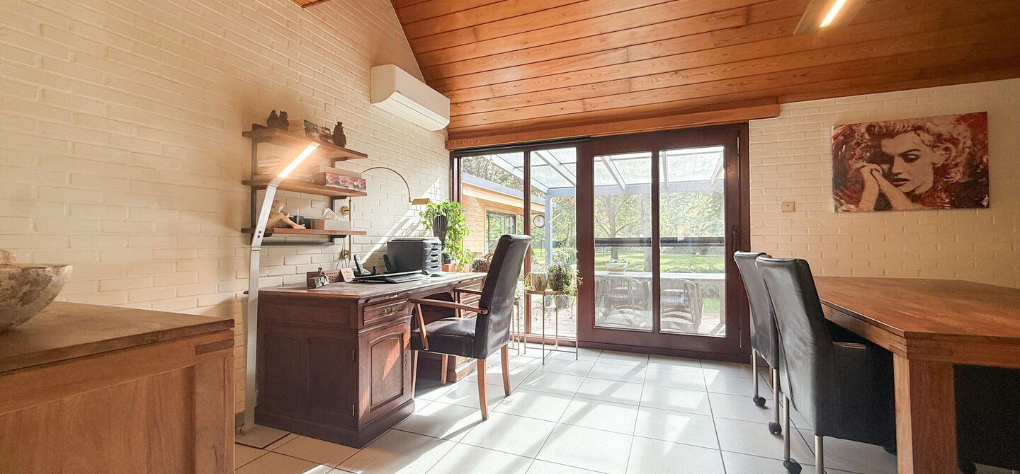 Rust, ruimte en architecturale charme op een riant perceel
Sommige woningen voelen meteen als thuiskomen. Deze bijzondere architectuurwoning in Koersel combineert ruimte, comfort, licht en karakter met een uitzonderlijk groene omgeving. Gelegen op een ri