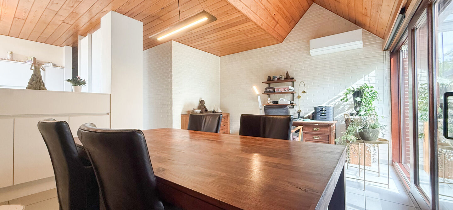 Rust, ruimte en architecturale charme op een riant perceel
Sommige woningen voelen meteen als thuiskomen. Deze bijzondere architectuurwoning in Koersel combineert ruimte, comfort, licht en karakter met een uitzonderlijk groene omgeving. Gelegen op een ri