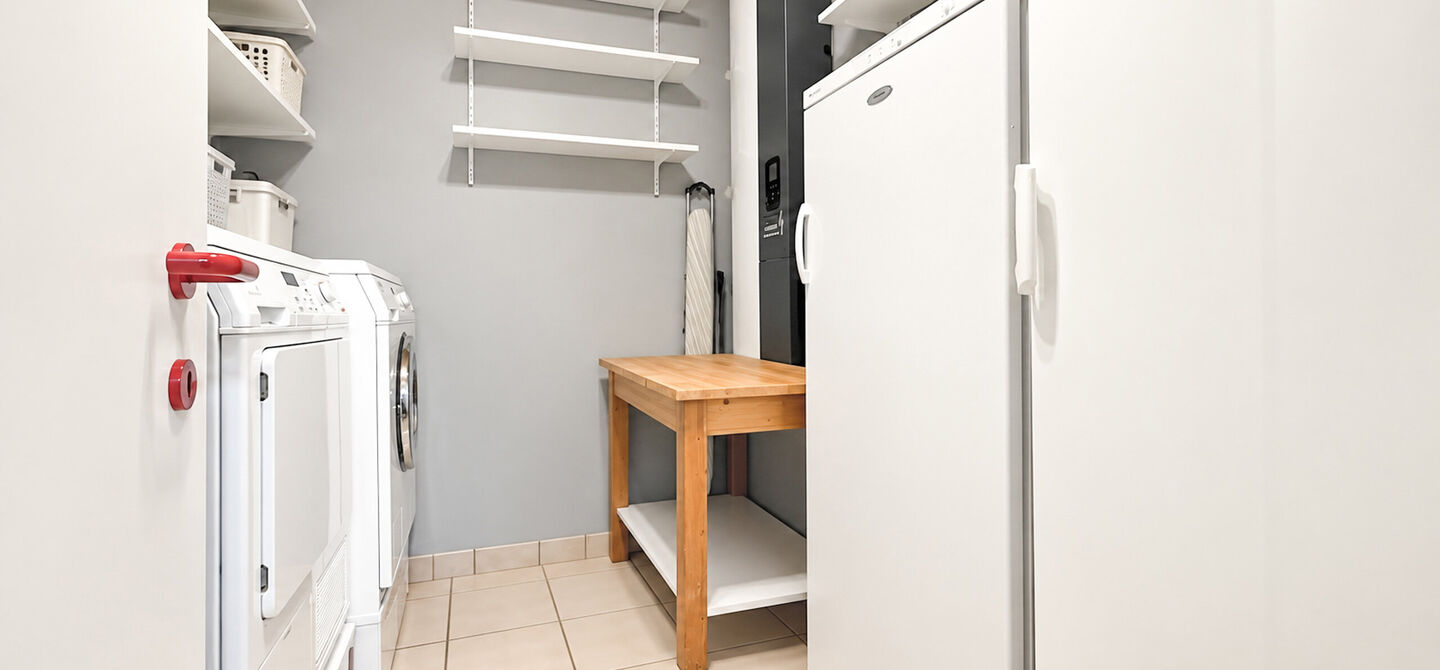 Rust, ruimte en architecturale charme op een riant perceel
Sommige woningen voelen meteen als thuiskomen. Deze bijzondere architectuurwoning in Koersel combineert ruimte, comfort, licht en karakter met een uitzonderlijk groene omgeving. Gelegen op een ri