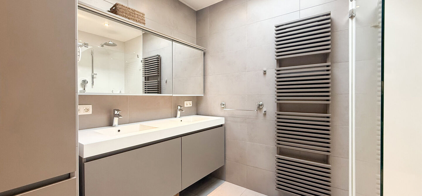 Rust, ruimte en architecturale charme op een riant perceel
Sommige woningen voelen meteen als thuiskomen. Deze bijzondere architectuurwoning in Koersel combineert ruimte, comfort, licht en karakter met een uitzonderlijk groene omgeving. Gelegen op een ri