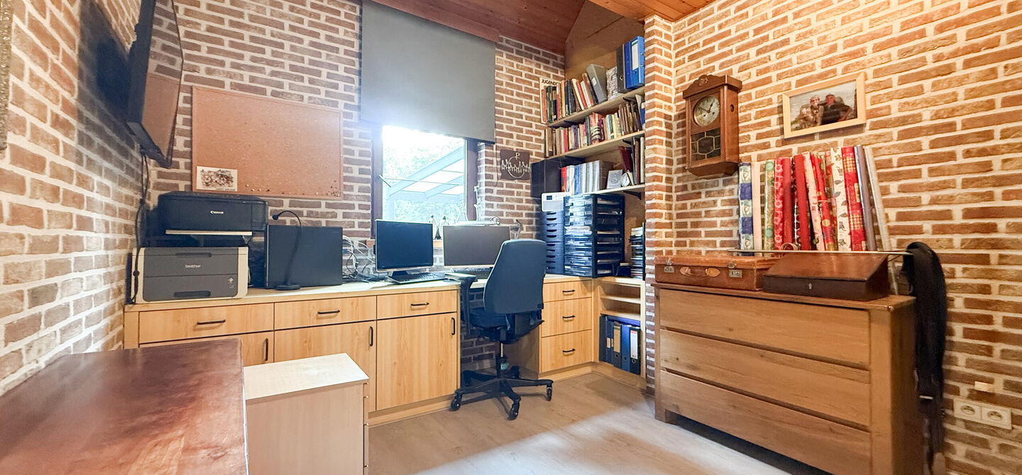 Rust, ruimte en architecturale charme op een riant perceel
Sommige woningen voelen meteen als thuiskomen. Deze bijzondere architectuurwoning in Koersel combineert ruimte, comfort, licht en karakter met een uitzonderlijk groene omgeving. Gelegen op een ri