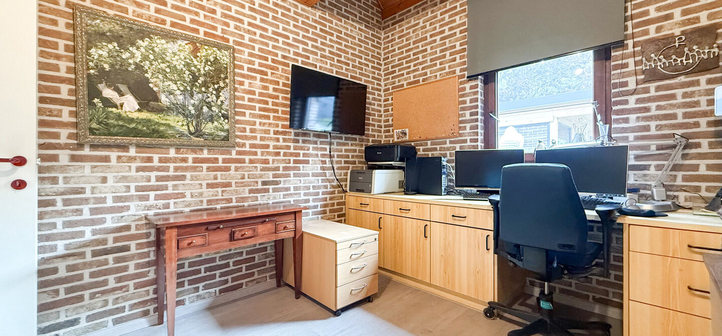 Rust, ruimte en architecturale charme op een riant perceel
Sommige woningen voelen meteen als thuiskomen. Deze bijzondere architectuurwoning in Koersel combineert ruimte, comfort, licht en karakter met een uitzonderlijk groene omgeving. Gelegen op een ri