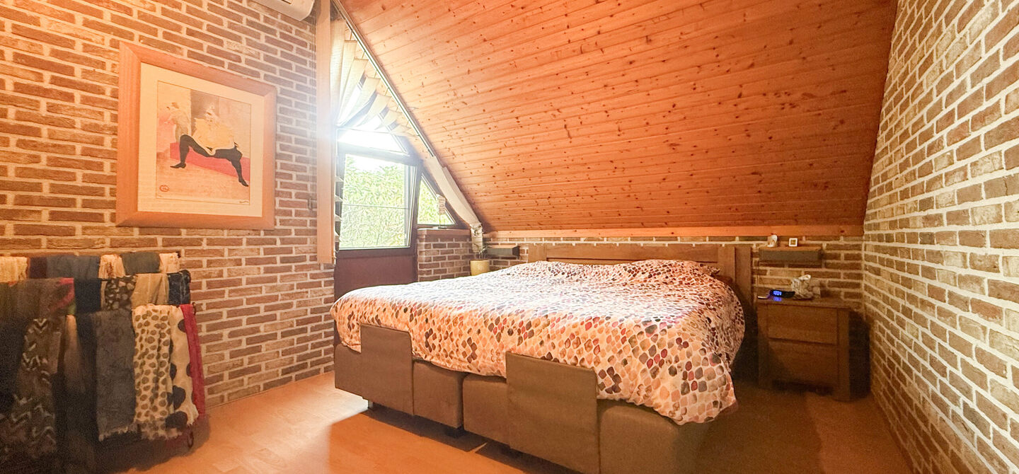 Rust, ruimte en architecturale charme op een riant perceel
Sommige woningen voelen meteen als thuiskomen. Deze bijzondere architectuurwoning in Koersel combineert ruimte, comfort, licht en karakter met een uitzonderlijk groene omgeving. Gelegen op een ri