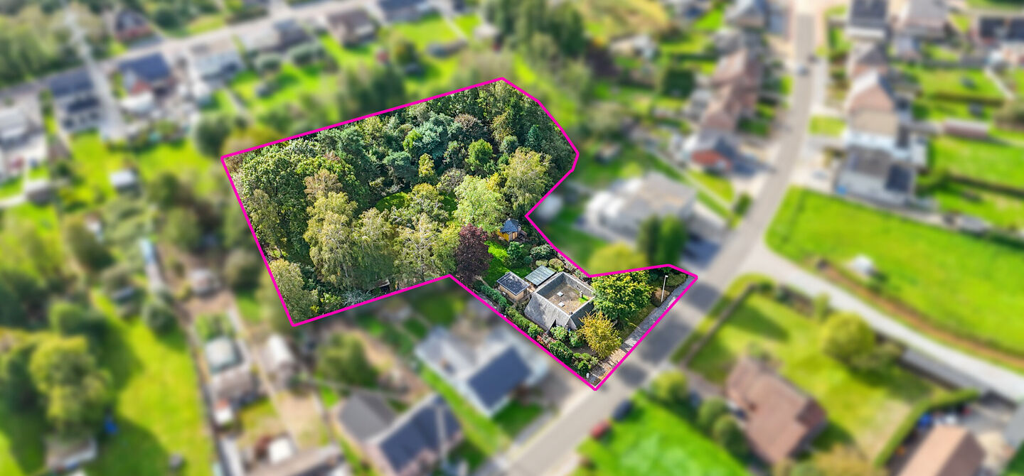 Rust, ruimte en architecturale charme op een riant perceel
Sommige woningen voelen meteen als thuiskomen. Deze bijzondere architectuurwoning in Koersel combineert ruimte, comfort, licht en karakter met een uitzonderlijk groene omgeving. Gelegen op een ri