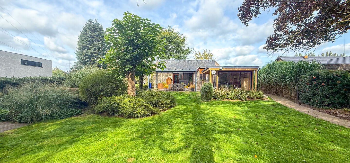 Rust, ruimte en architecturale charme op een riant perceel
Sommige woningen voelen meteen als thuiskomen. Deze bijzondere architectuurwoning in Koersel combineert ruimte, comfort, licht en karakter met een uitzonderlijk groene omgeving. Gelegen op een ri