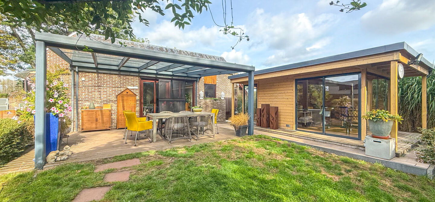 Rust, ruimte en architecturale charme op een riant perceel
Sommige woningen voelen meteen als thuiskomen. Deze bijzondere architectuurwoning in Koersel combineert ruimte, comfort, licht en karakter met een uitzonderlijk groene omgeving. Gelegen op een ri