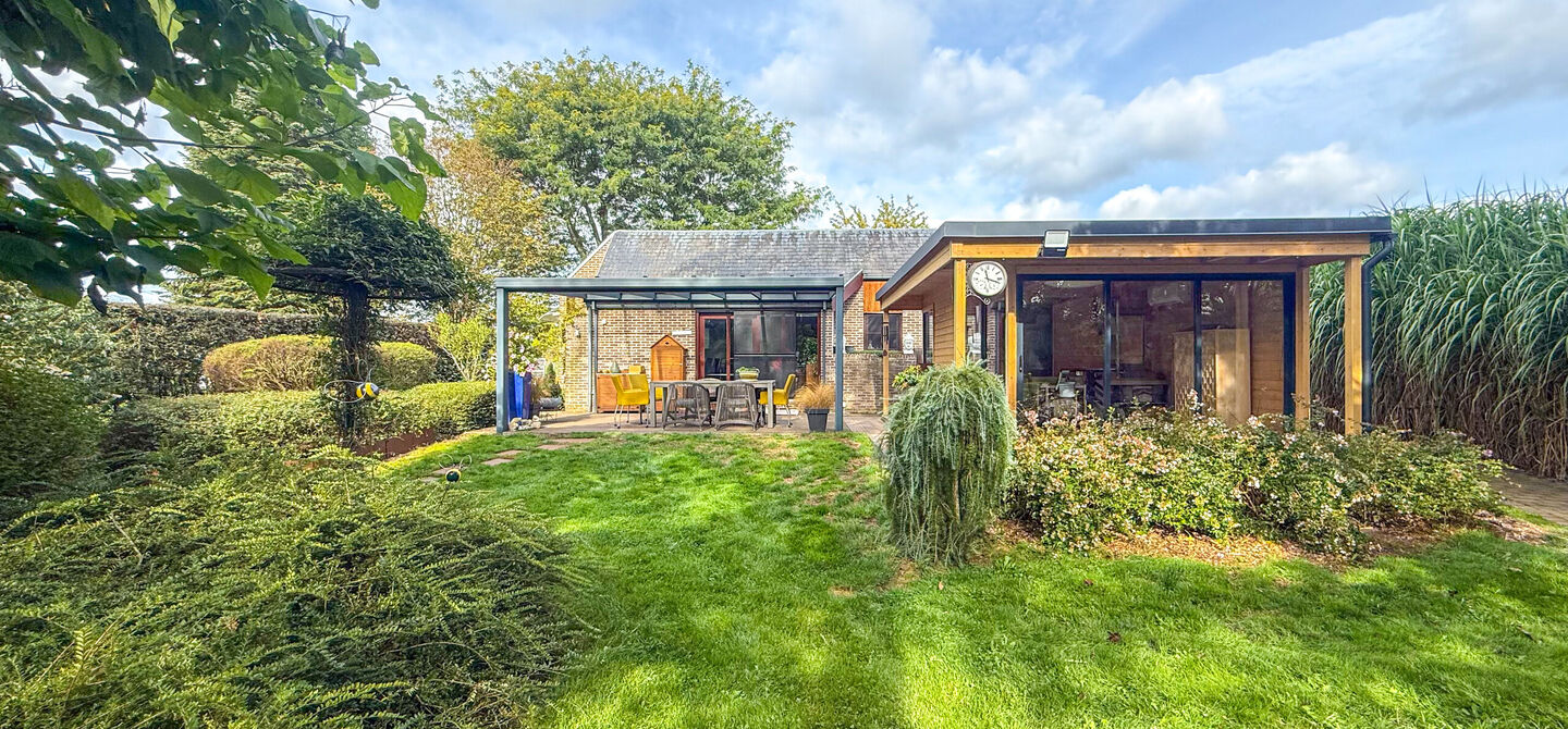 Rust, ruimte en architecturale charme op een riant perceel
Sommige woningen voelen meteen als thuiskomen. Deze bijzondere architectuurwoning in Koersel combineert ruimte, comfort, licht en karakter met een uitzonderlijk groene omgeving. Gelegen op een ri
