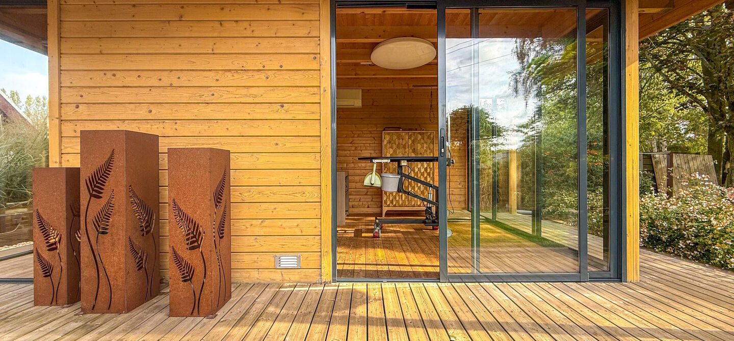 Rust, ruimte en architecturale charme op een riant perceel
Sommige woningen voelen meteen als thuiskomen. Deze bijzondere architectuurwoning in Koersel combineert ruimte, comfort, licht en karakter met een uitzonderlijk groene omgeving. Gelegen op een ri