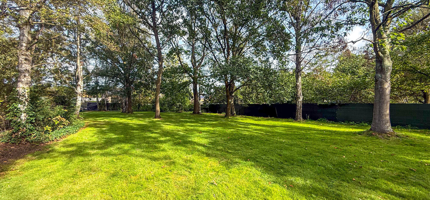 Rust, ruimte en architecturale charme op een riant perceel
Sommige woningen voelen meteen als thuiskomen. Deze bijzondere architectuurwoning in Koersel combineert ruimte, comfort, licht en karakter met een uitzonderlijk groene omgeving. Gelegen op een ri