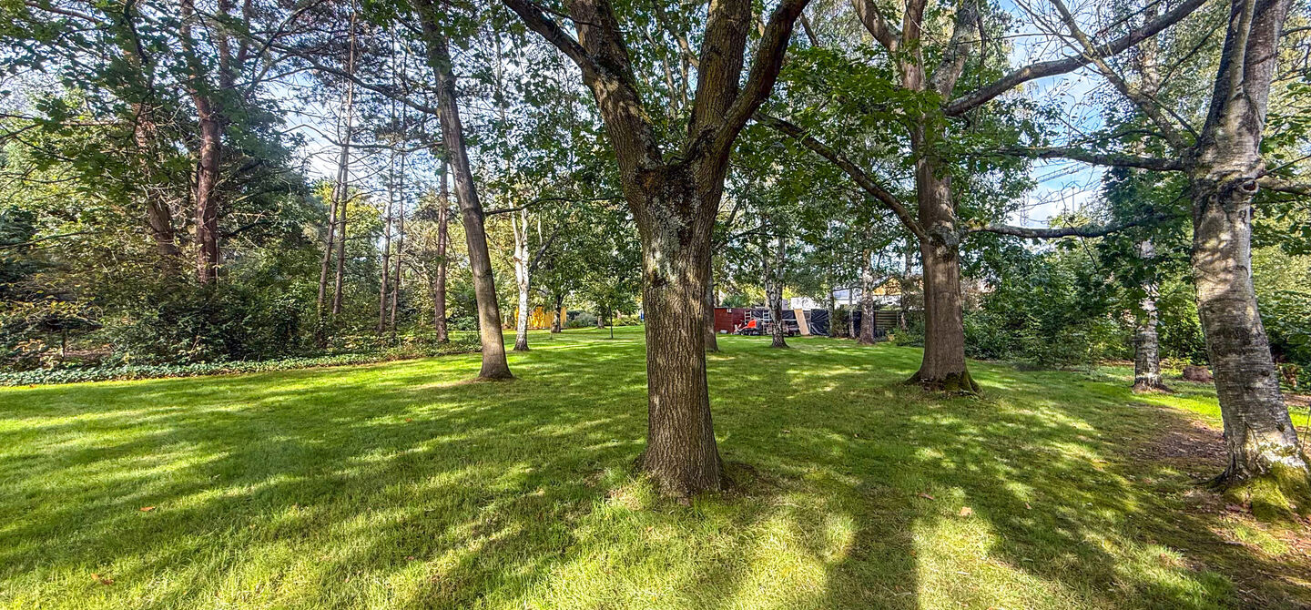 Rust, ruimte en architecturale charme op een riant perceel
Sommige woningen voelen meteen als thuiskomen. Deze bijzondere architectuurwoning in Koersel combineert ruimte, comfort, licht en karakter met een uitzonderlijk groene omgeving. Gelegen op een ri