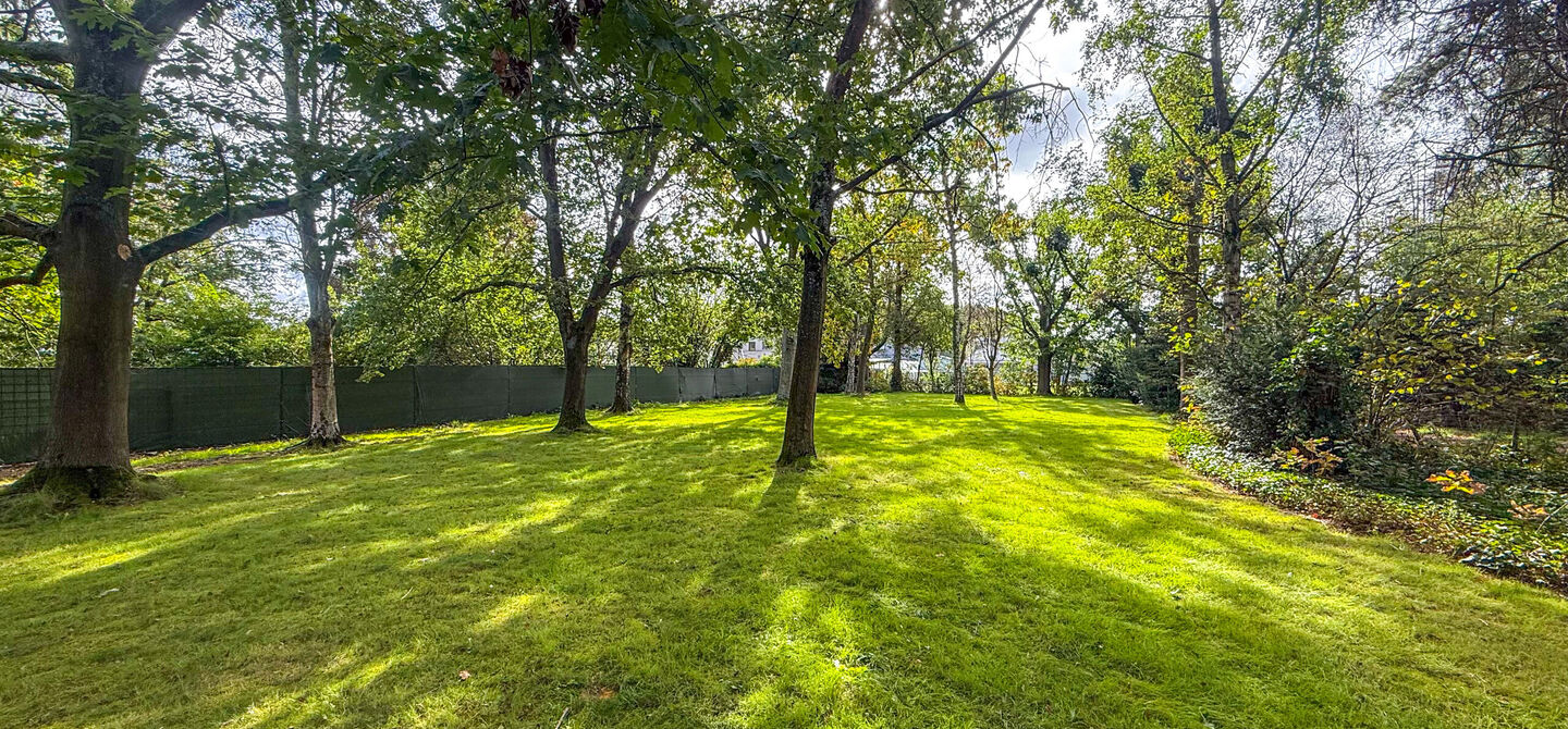 Rust, ruimte en architecturale charme op een riant perceel
Sommige woningen voelen meteen als thuiskomen. Deze bijzondere architectuurwoning in Koersel combineert ruimte, comfort, licht en karakter met een uitzonderlijk groene omgeving. Gelegen op een ri